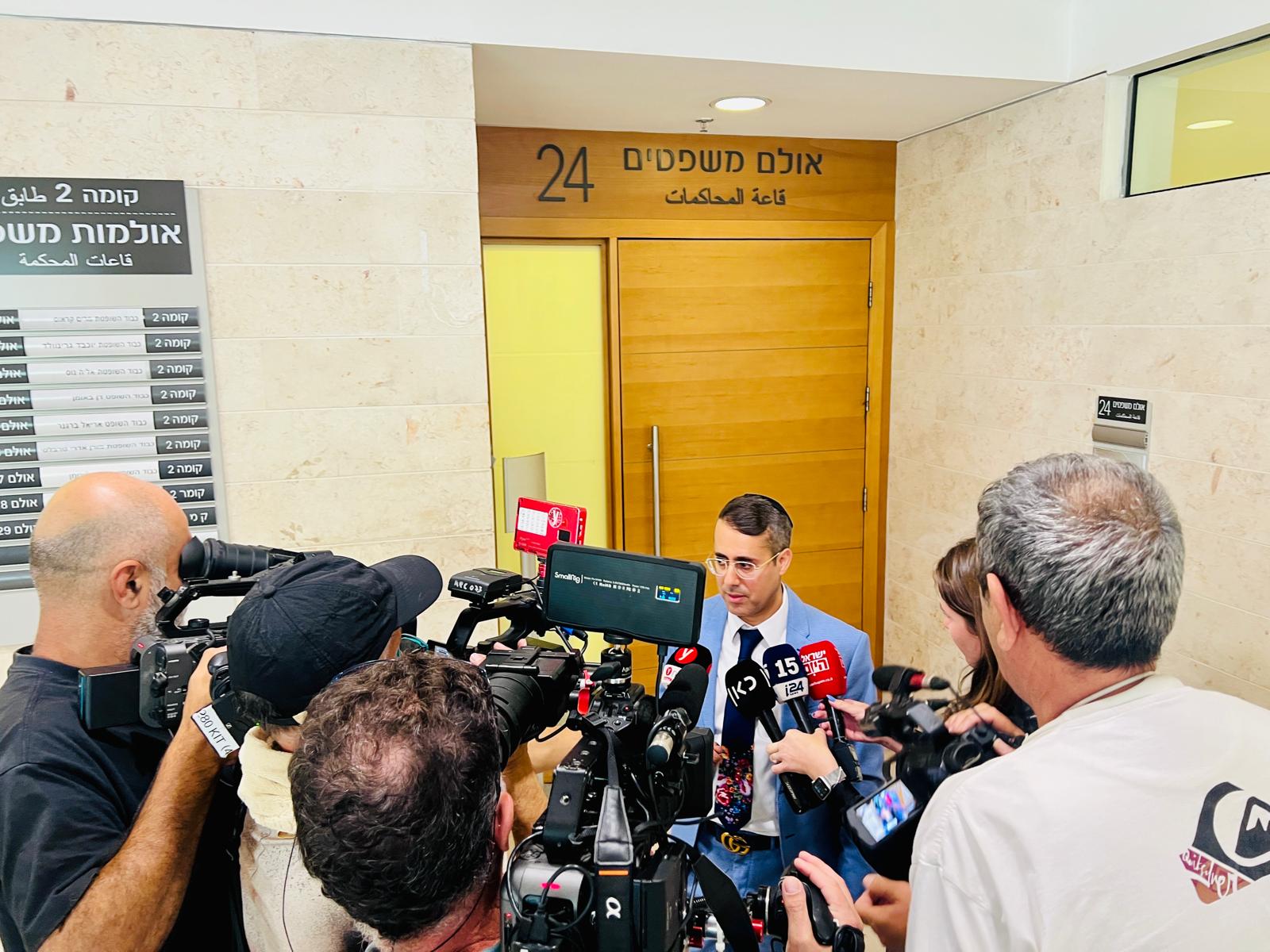 ד״ר ניר דוד משוחח עם עיתונאים בבית המשפט